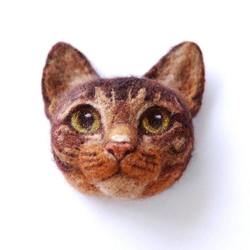 Custom Needle Felting Cat Brooch in Natural Wool, Cute Felt Pet Pin, Ideal Gift for Birthdays