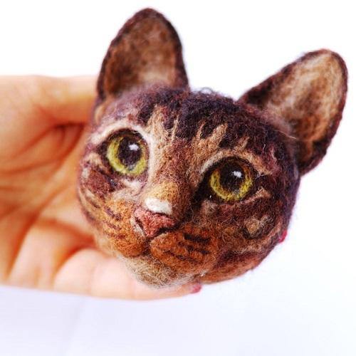 Custom Handmade Needle Felted Cat Brooch in Natural Wool, Cute Felt Pet Pin, Ideal Gift for Birthdays