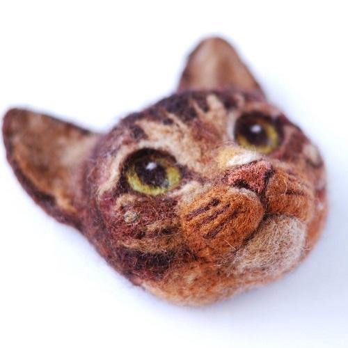 Custom Needle Felting Cat Brooch in Natural Wool, Cute Felt Pet Pin, Ideal Gift for Birthdays
