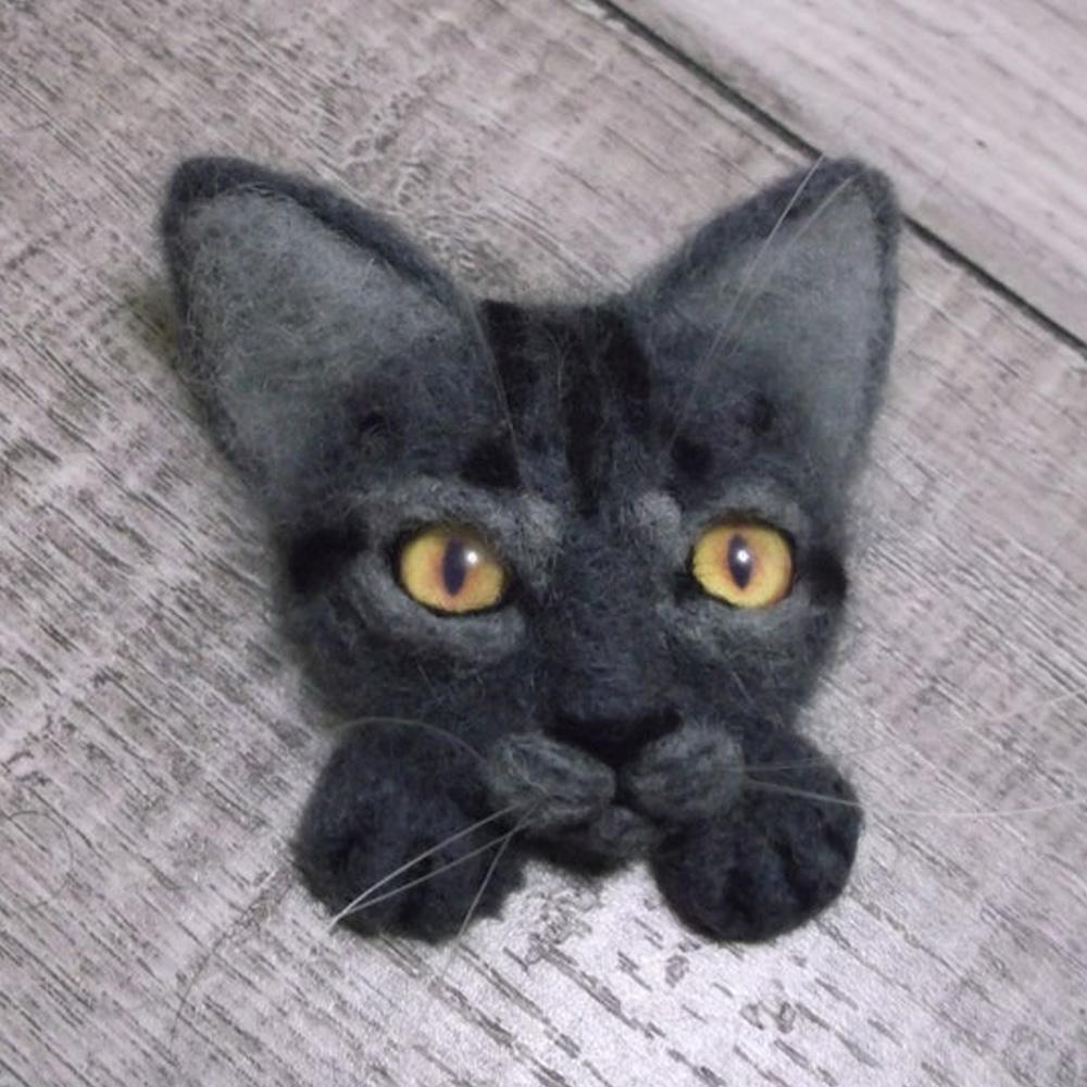 Custom Needle Felting Cat Brooch in Natural Wool, Cute Felt Pet Pin, Ideal Gift for Birthdays
