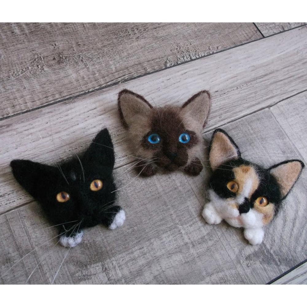 Custom Needle Felting Cat Brooch in Natural Wool, Cute Felt Pet Pin, Ideal Gift for Birthdays