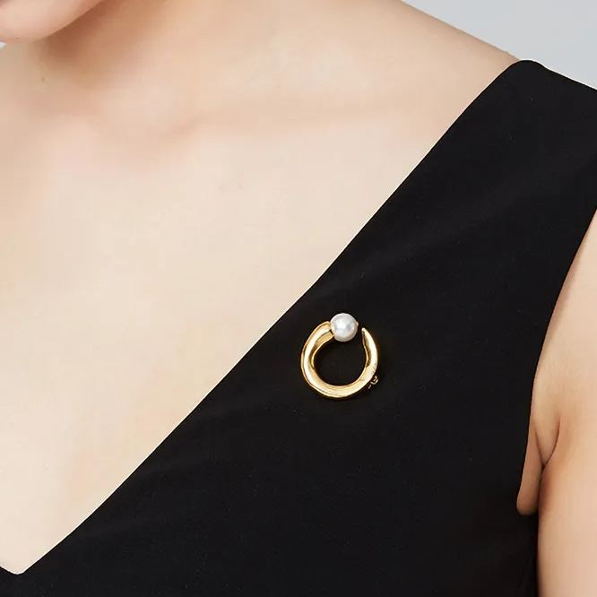 Curvilinear Collection Round Seed Shape Brooch With Pearl