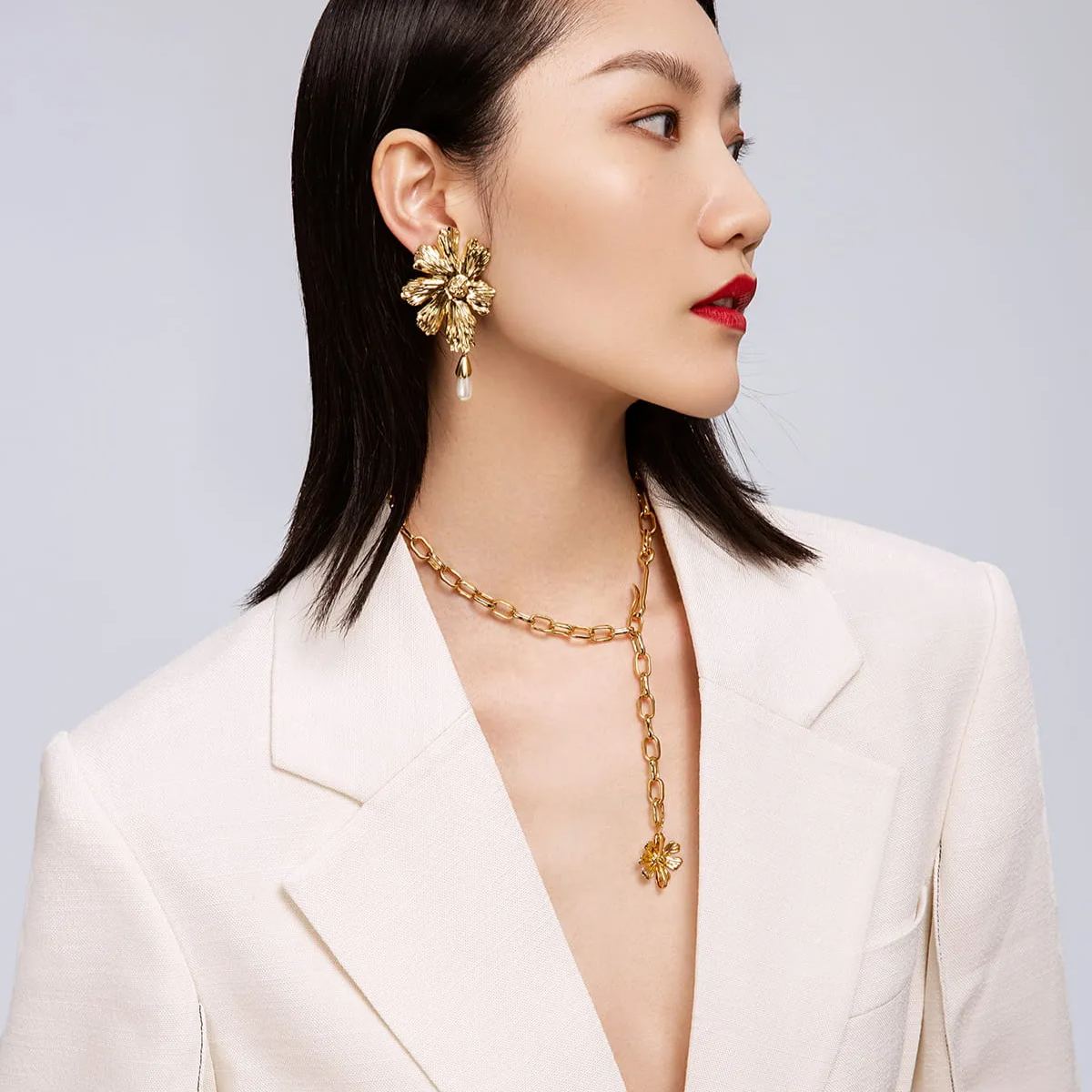 Cosmos Collection White Flower Golden Choker